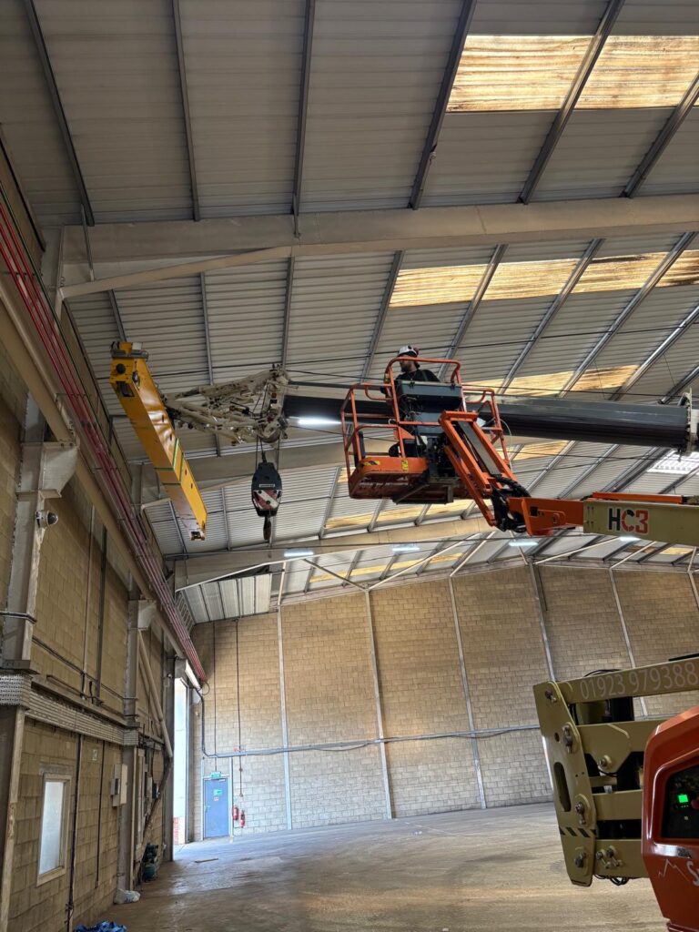 Twin beam crane fitted with a crab unit